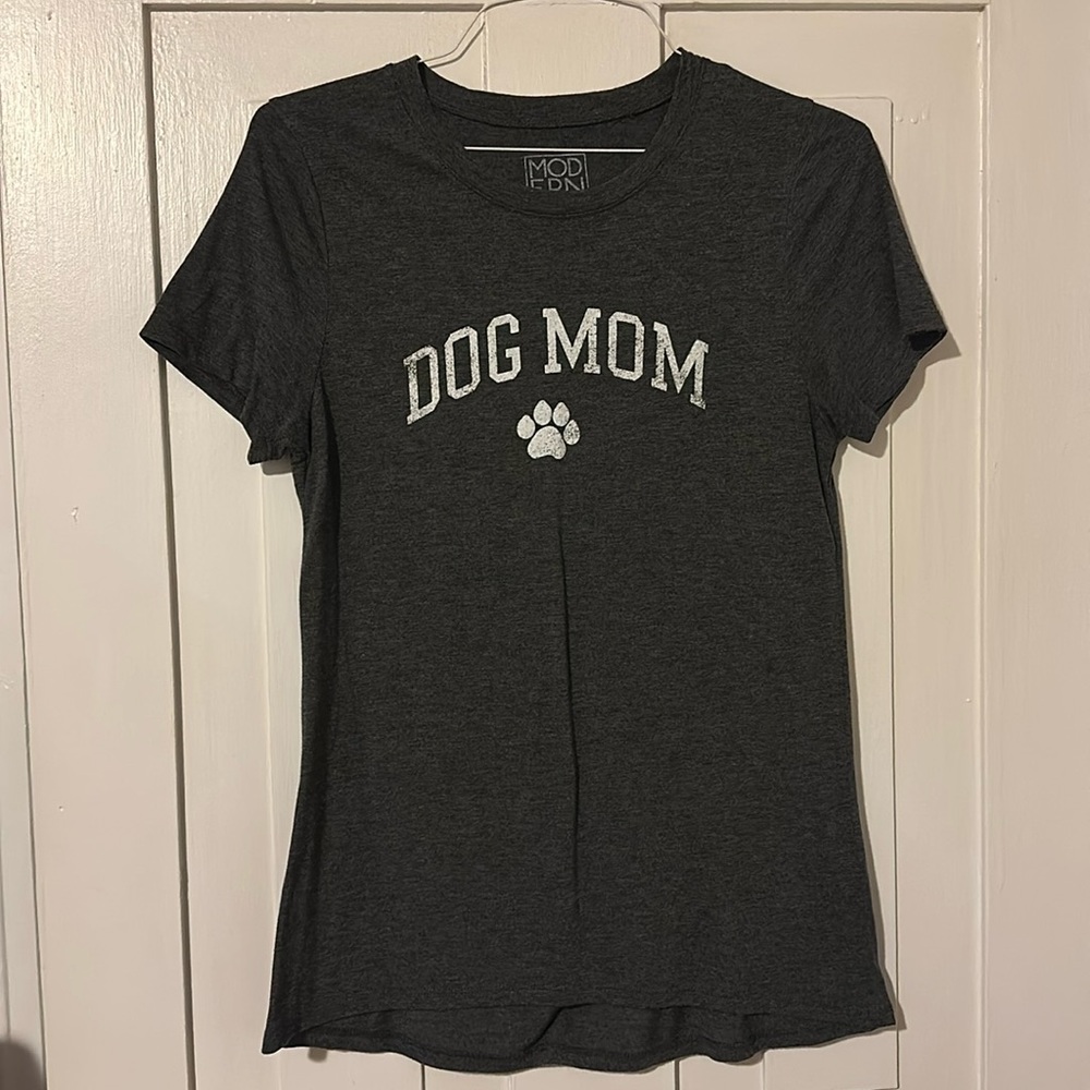 “Dog Mom” tee
